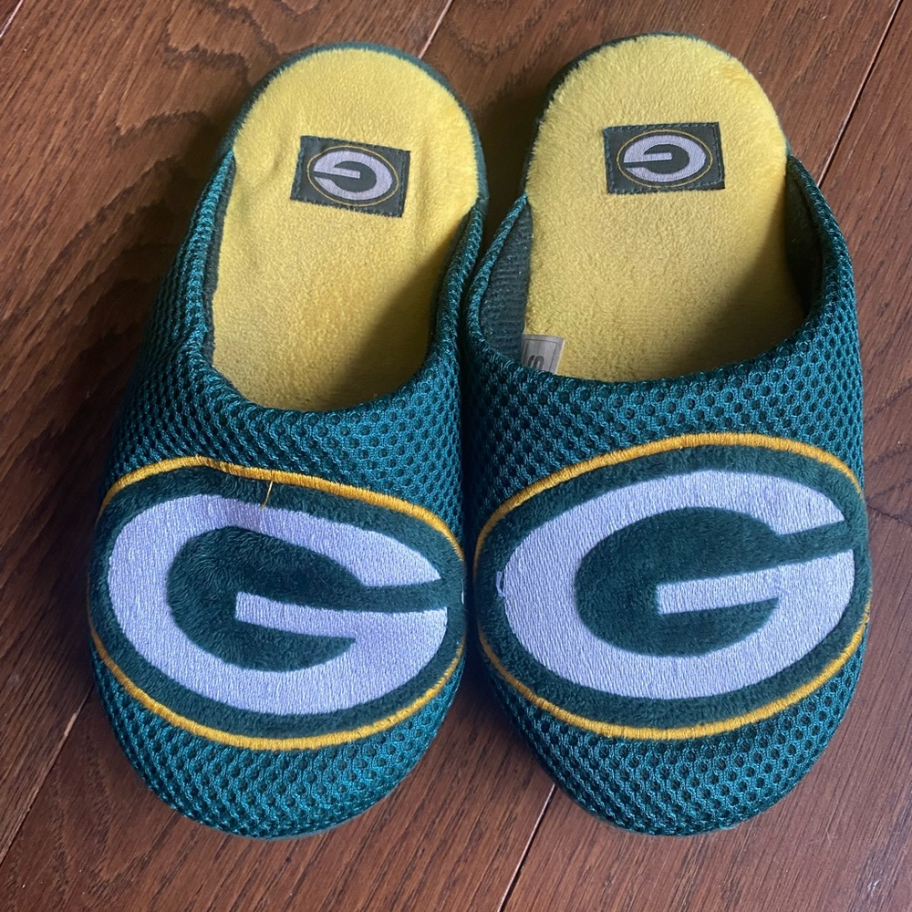 Green Bay packers youth slippers size small 1-2 medium 3-4